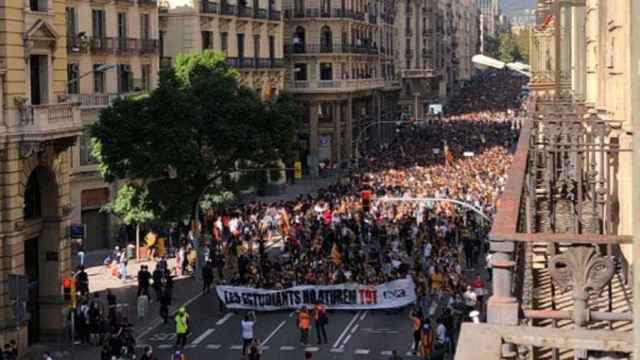 Estudiantes marchan por la Via Laietana de Barcelona / TWITTER