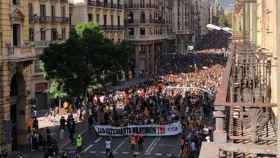 Estudiantes marchan por la Via Laietana de Barcelona / TWITTER