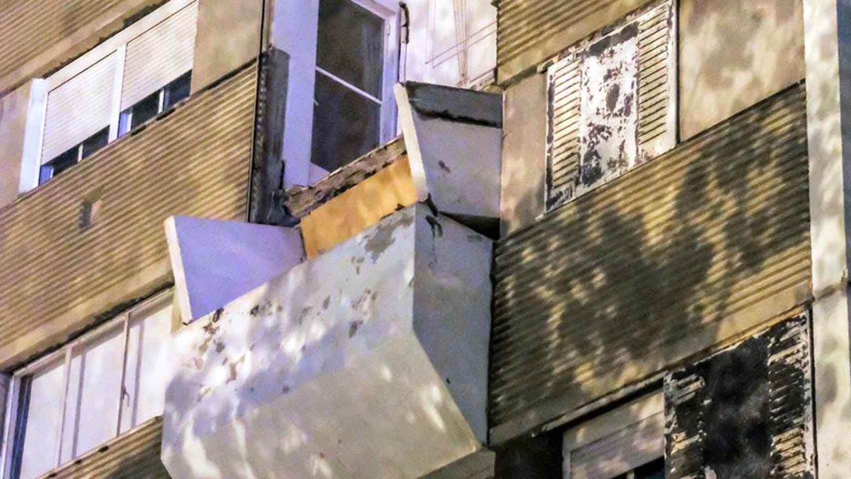 El balcón caído del quinto sobre el cuarto en el cuartel de la Guardia Civil, en Badia del Vallès / EP