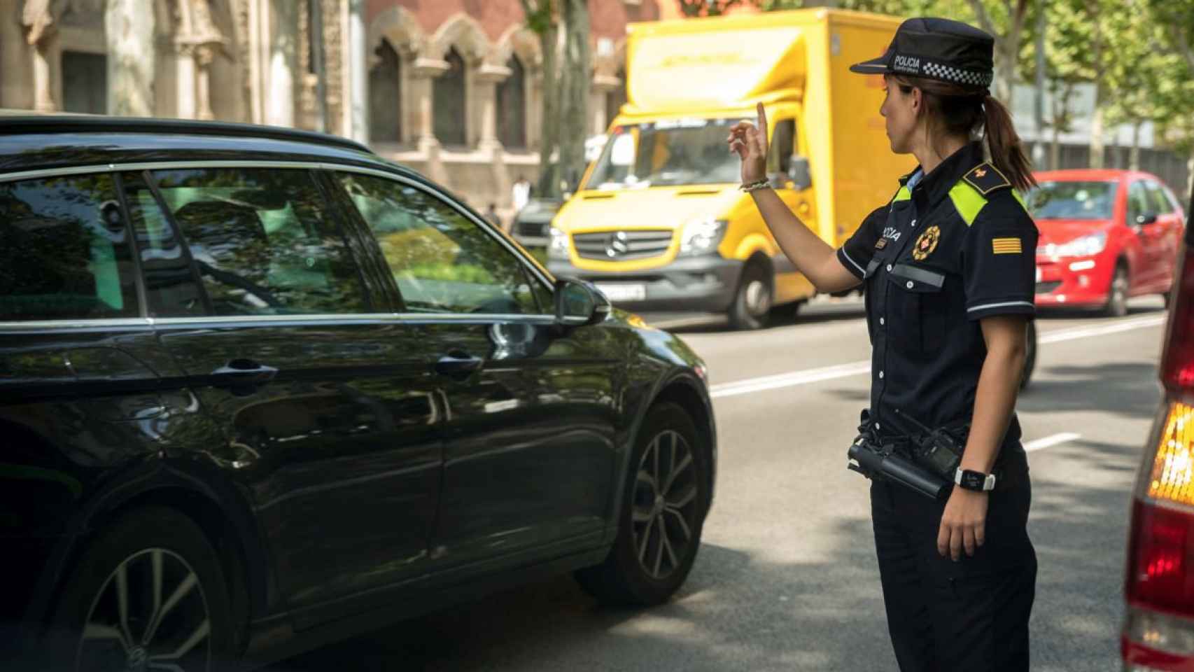 Una agente de la Guardia Urbana regula el tráfico en Barcelona / GUARDIA URBANA