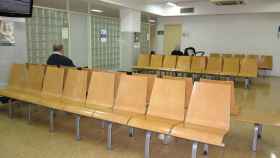 Pacientes en una sala de espera de un ambulatorio / EP