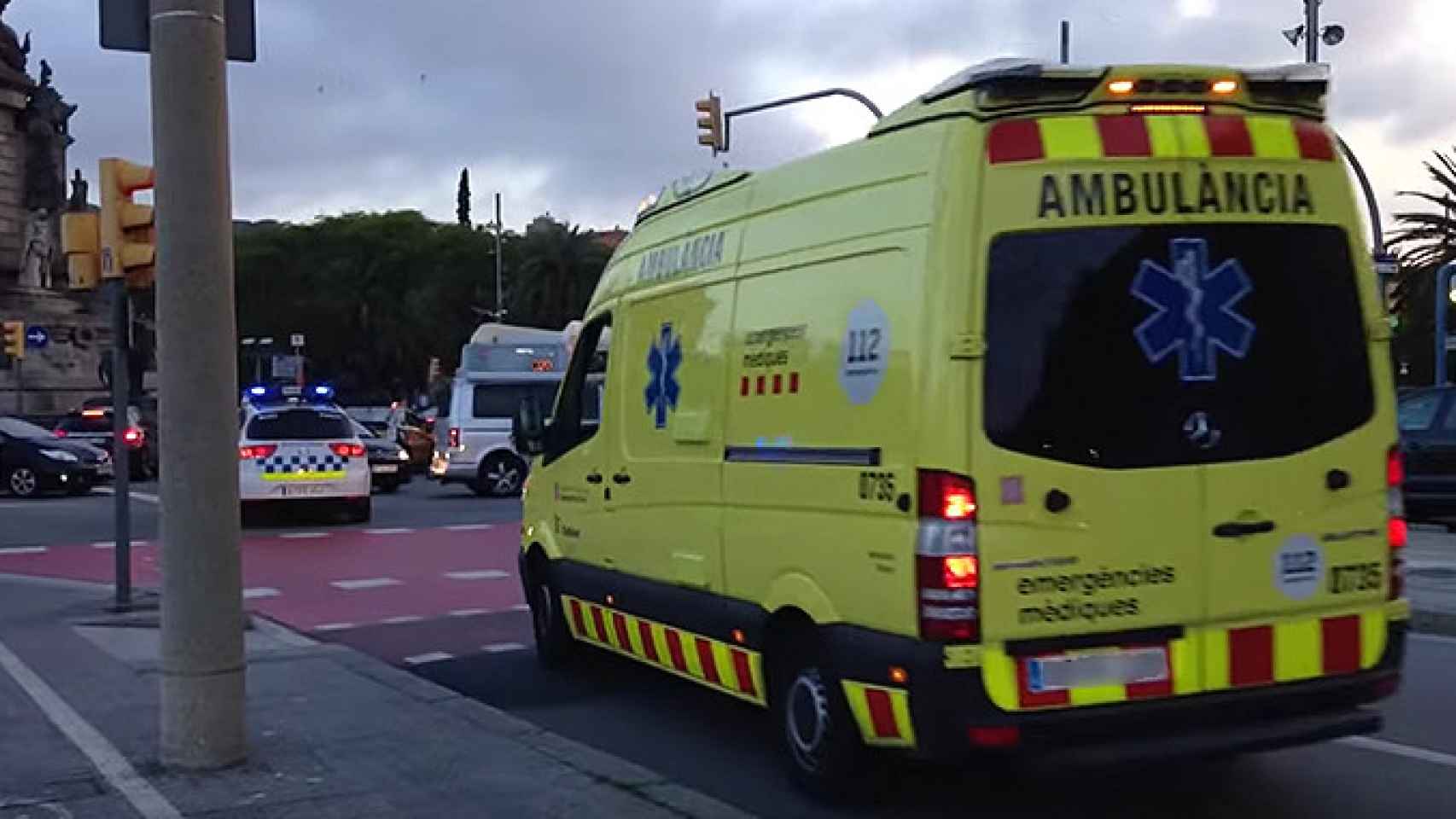 Un coche de los Mossos y una ambulancia como los que intervinieron en los atropellos en Sabadell y Taradell / YOUTUBE