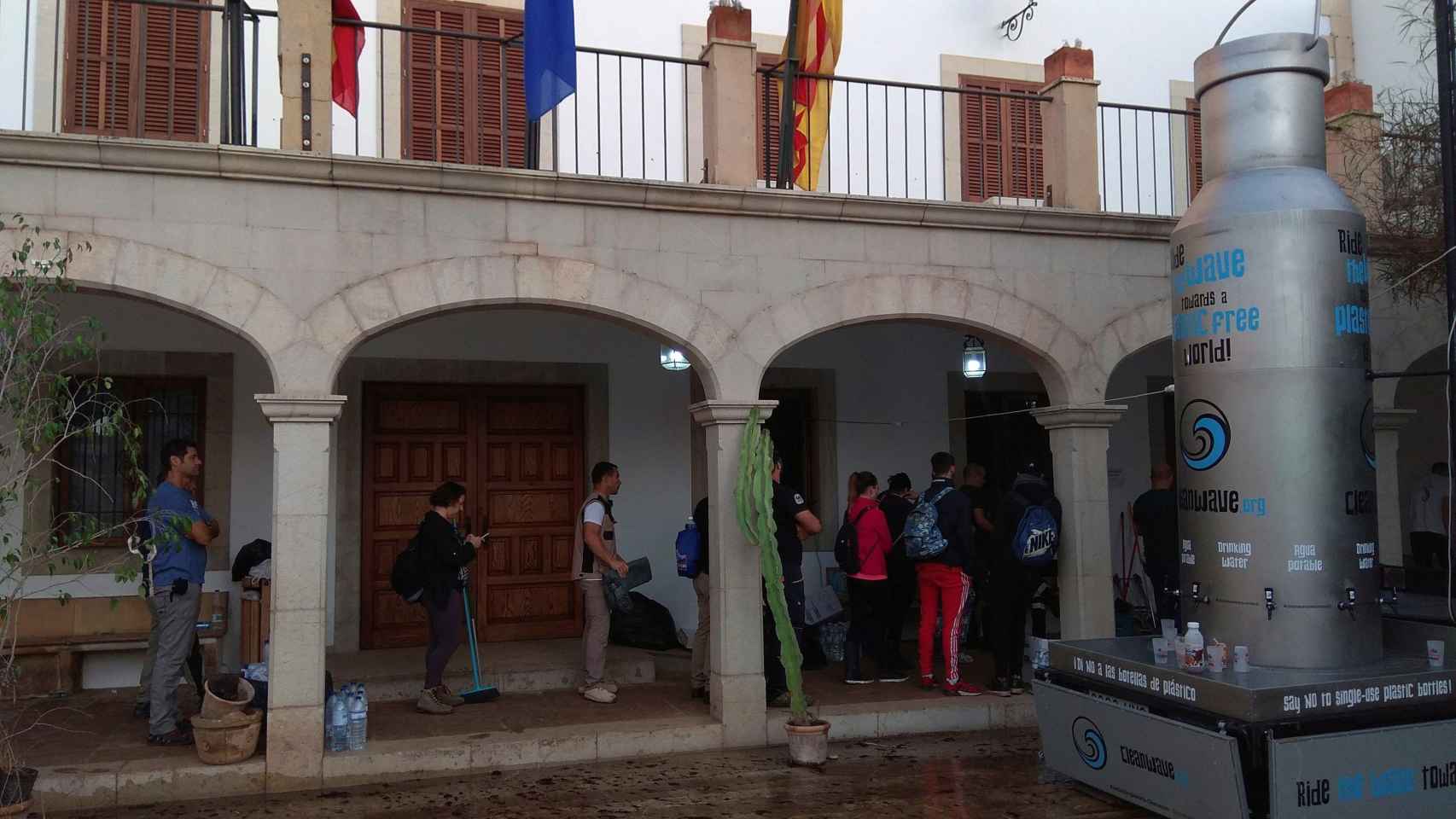 Los voluntarios llegaban a primera hora de esta mañana a Sant Llorenç y hacían cola en el Ayuntamiento para inscribirse / EFE