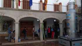 Los voluntarios llegaban a primera hora de esta mañana a Sant Llorenç y hacían cola en el Ayuntamiento para inscribirse / EFE