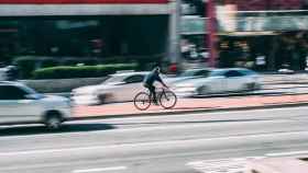 Hombre circulando por Cataluña en bicicleta, el transporte sostenible más popular / PIXABAY