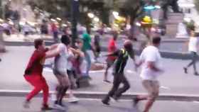 Imagen del ataque de unos manteros a un turista en la Barcelona de Colau el miércoles / CG