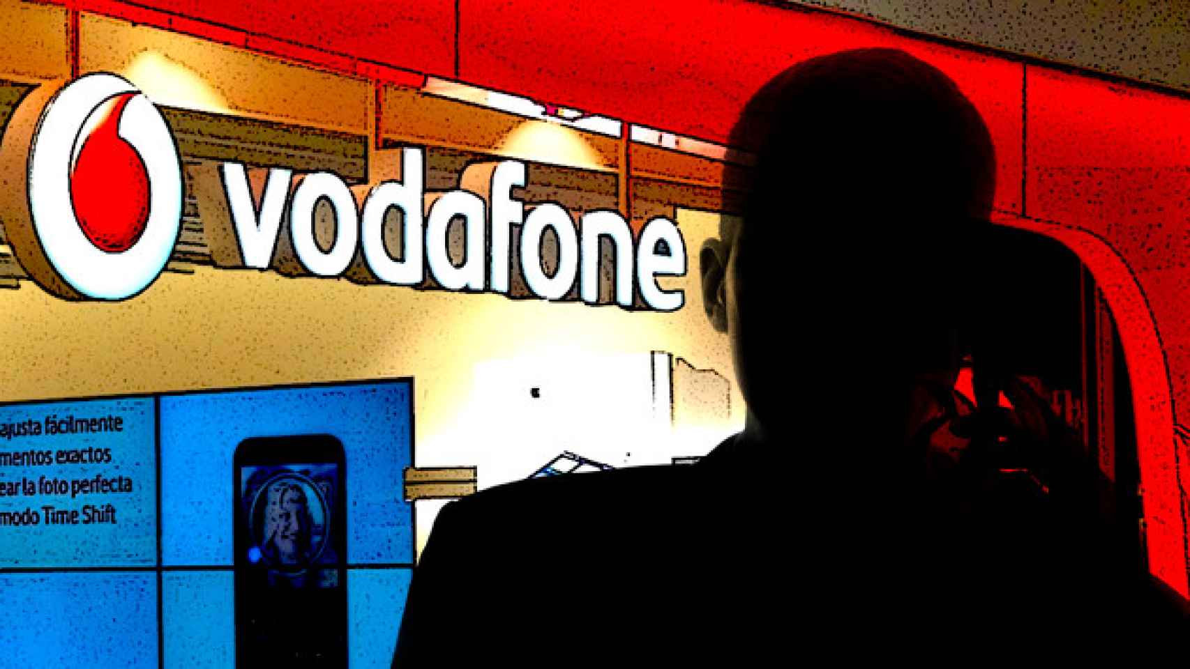 Un hombre habla por teléfono con la compañía telefónica Vodafone / FOTOMONTAJE DE CG