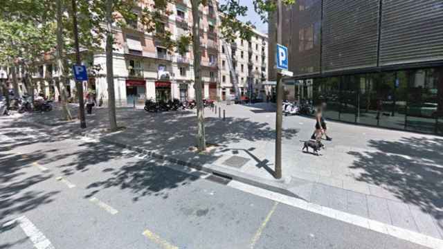 La parada de taxis, vacía, frente al Hotel Barceló Raval / CG