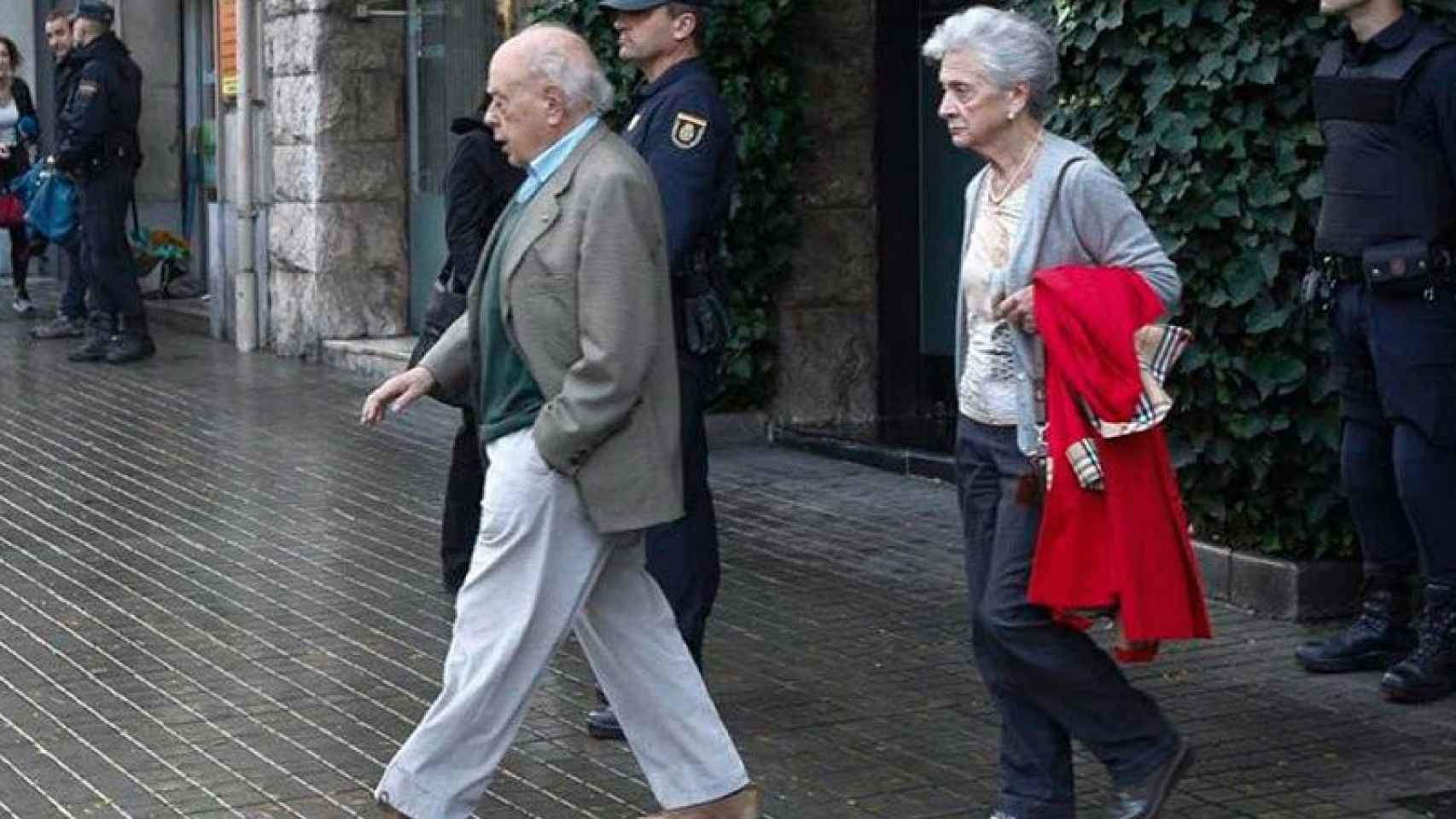 Jordi Pujol y Marta Ferrusola saliendo del domicilio familiar en Barcelona.