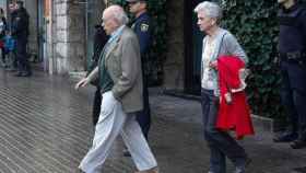 Jordi Pujol y Marta Ferrusola saliendo del domicilio familiar en Barcelona.