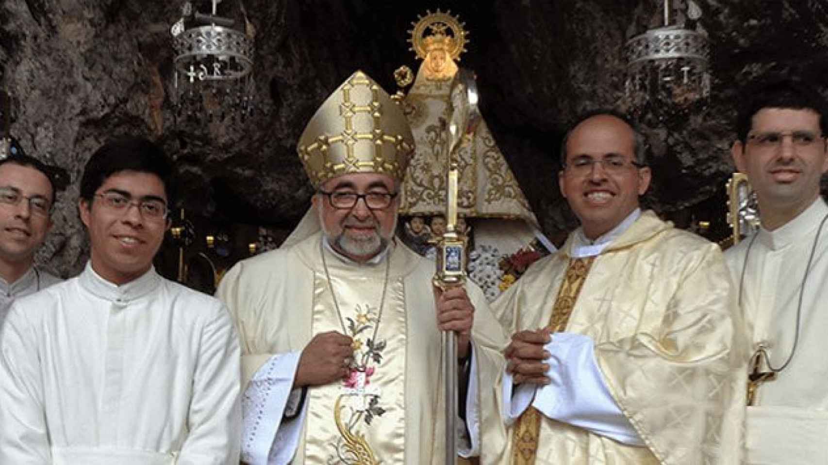El arzobispo de Oviedo, Jesús Sanz, durante una ceremonia / CG