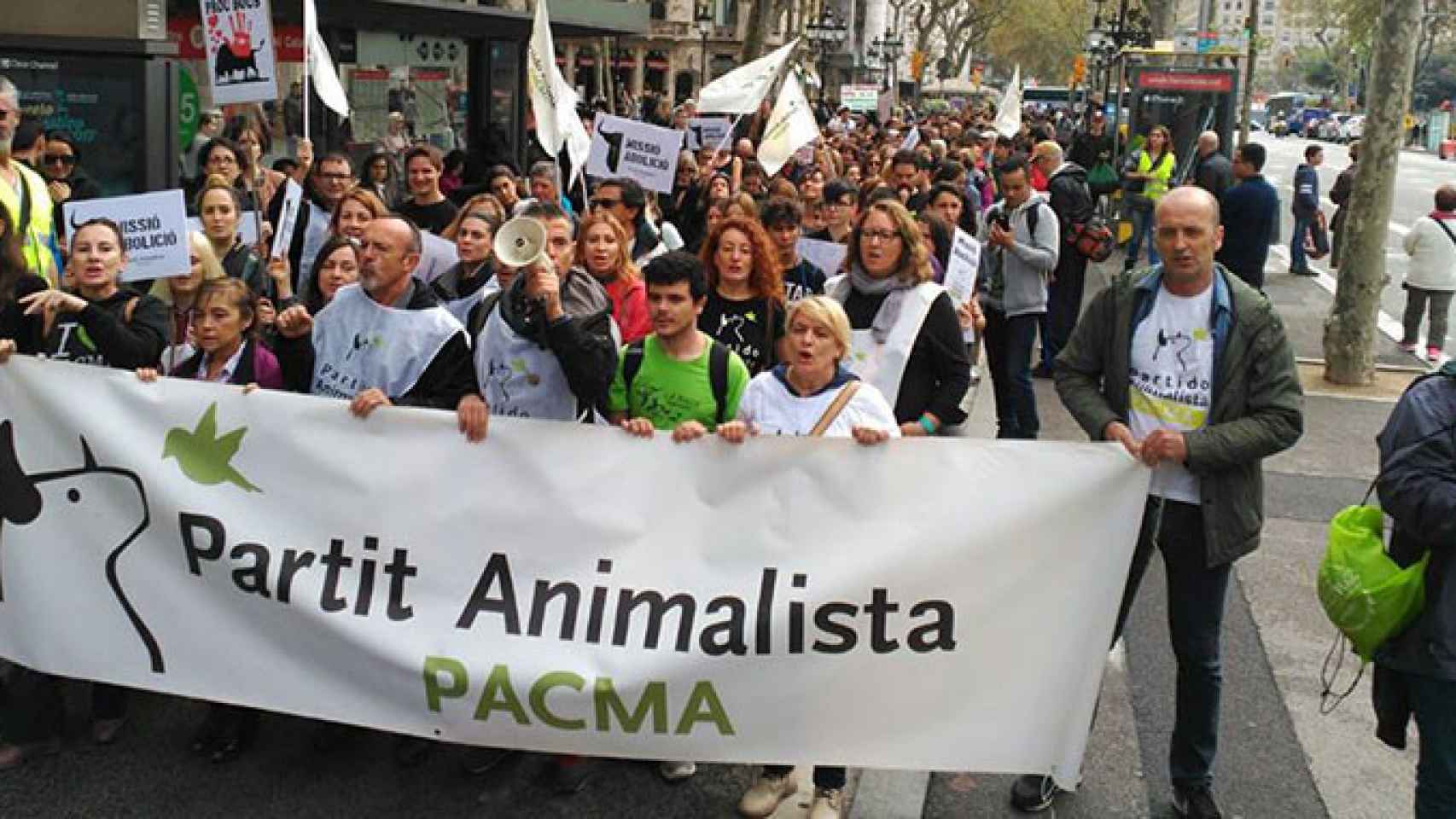 Centenares de personas desfilaron por las calles de Barcelona en contra de las corridas de toros tras la sentencia del Tribunal Constitucional. / PACMA