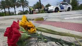 Flores colocadas en la calle del club nocturno de Orlando donde se ha perpretado el ataque.