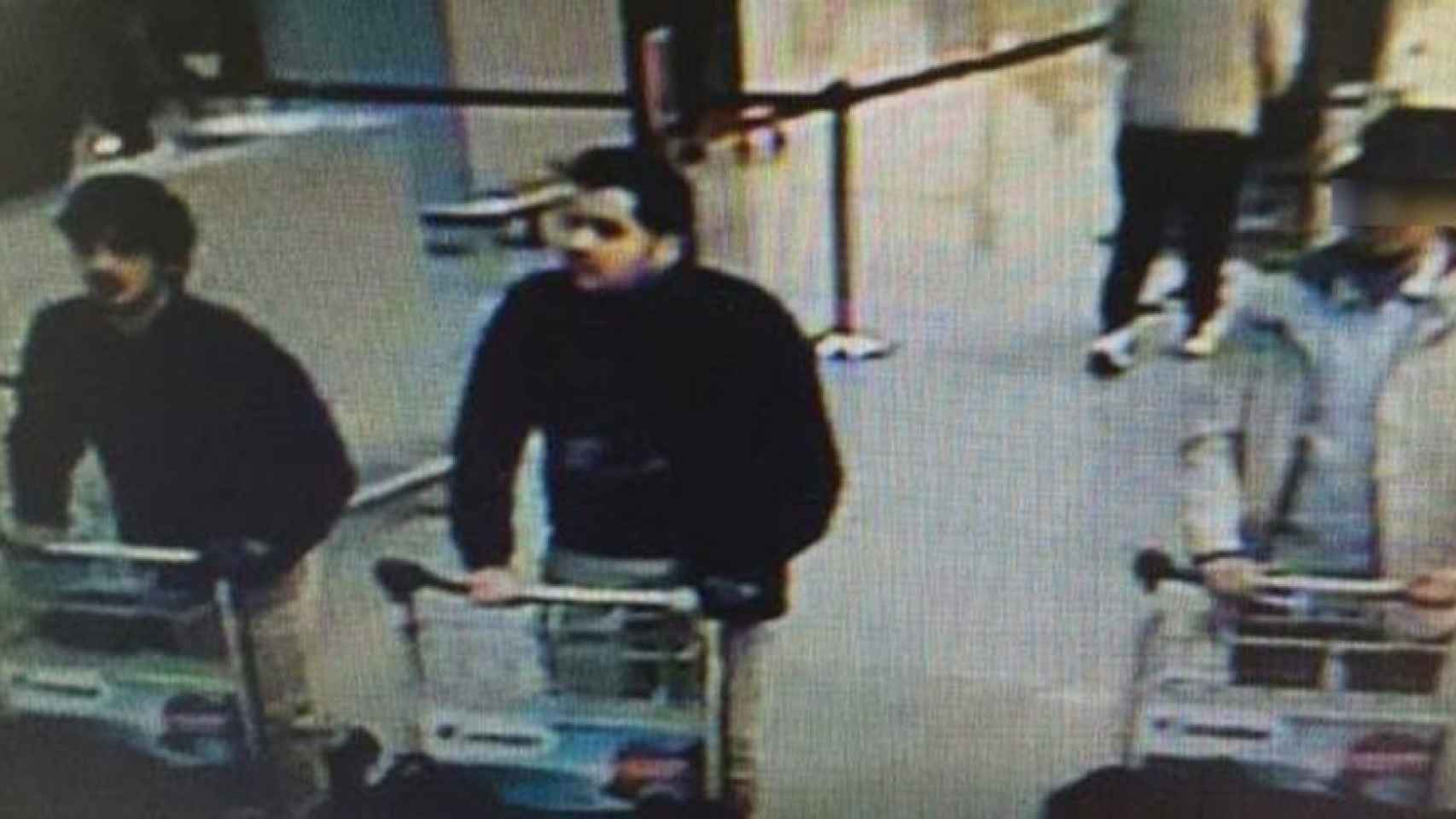 Imagen de los sospechosos de los atentados del aeropuerto Zaventem de Bruselas difundidas por la policía esta tarde.