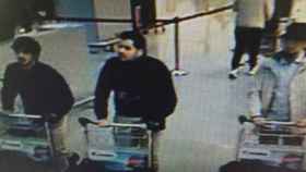 Imagen de los sospechosos de los atentados del aeropuerto Zaventem de Bruselas difundidas por la policía esta tarde.