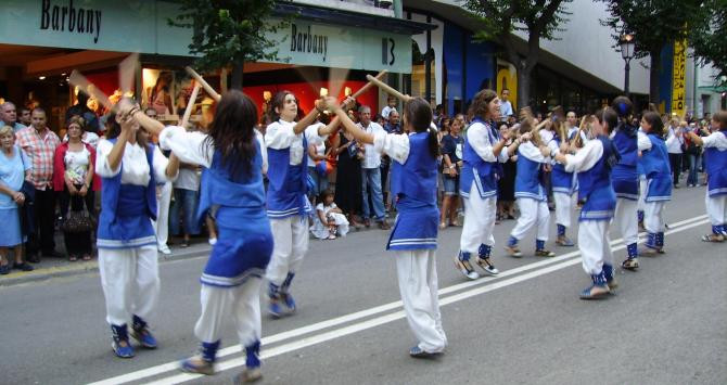 Grupo de mujeres y niñas realizando el baile de los bastones / VIQUIPÈDIA