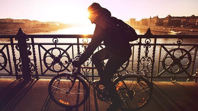 Paseo en bicicleta al amanecer / PIXABAY