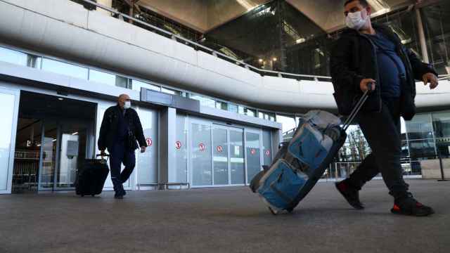 Varios turistas de diferentes países llegan a un aeropuerto en España con mascarillas / EP