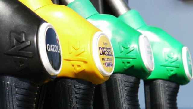 Surtidores de gasolina y diésel / COCHE GLOBAL