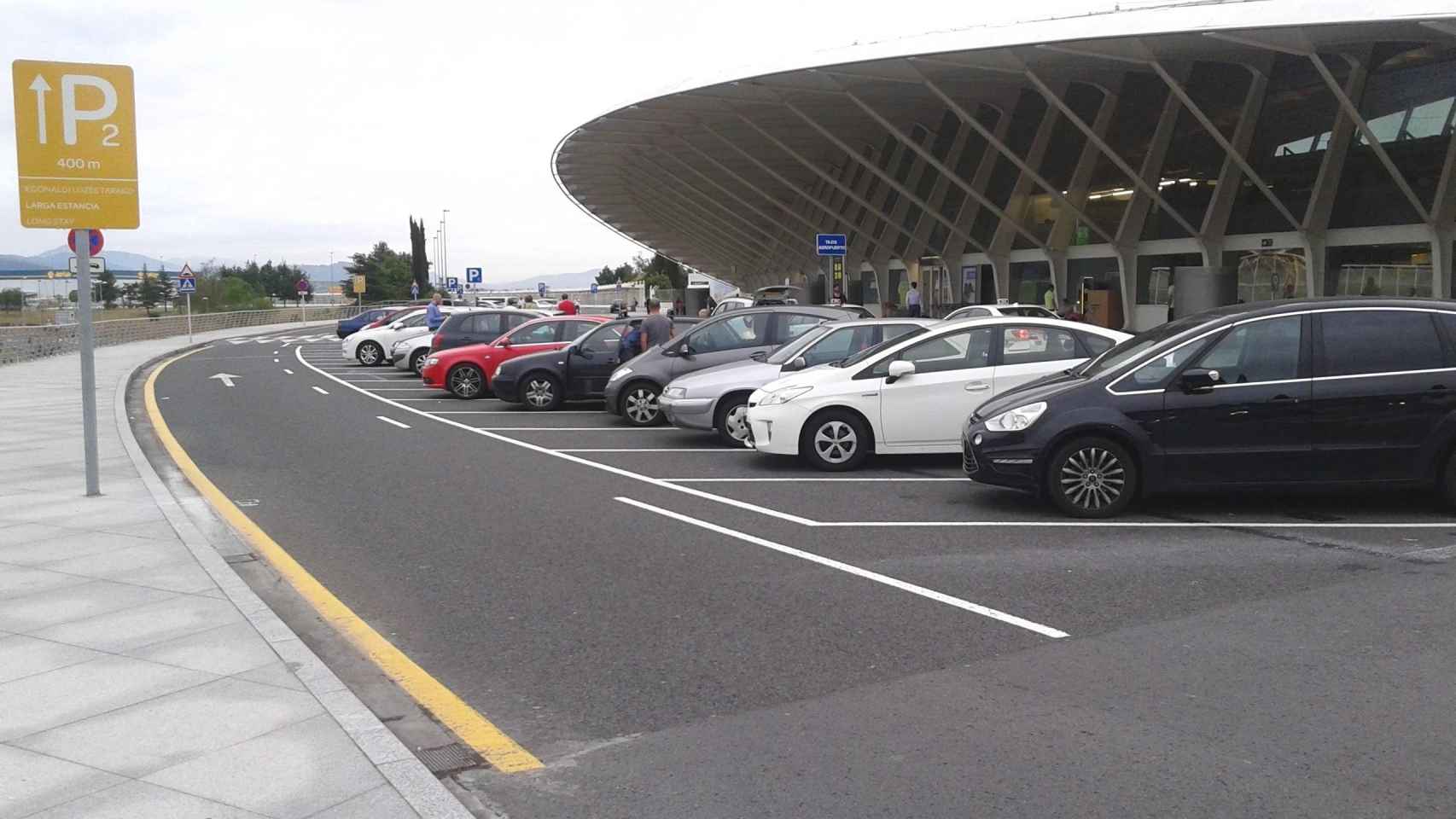 Parking del aeropuerto de Bilbao, uno de los incluidos en la licitación de Aena ganada por EAS / EP