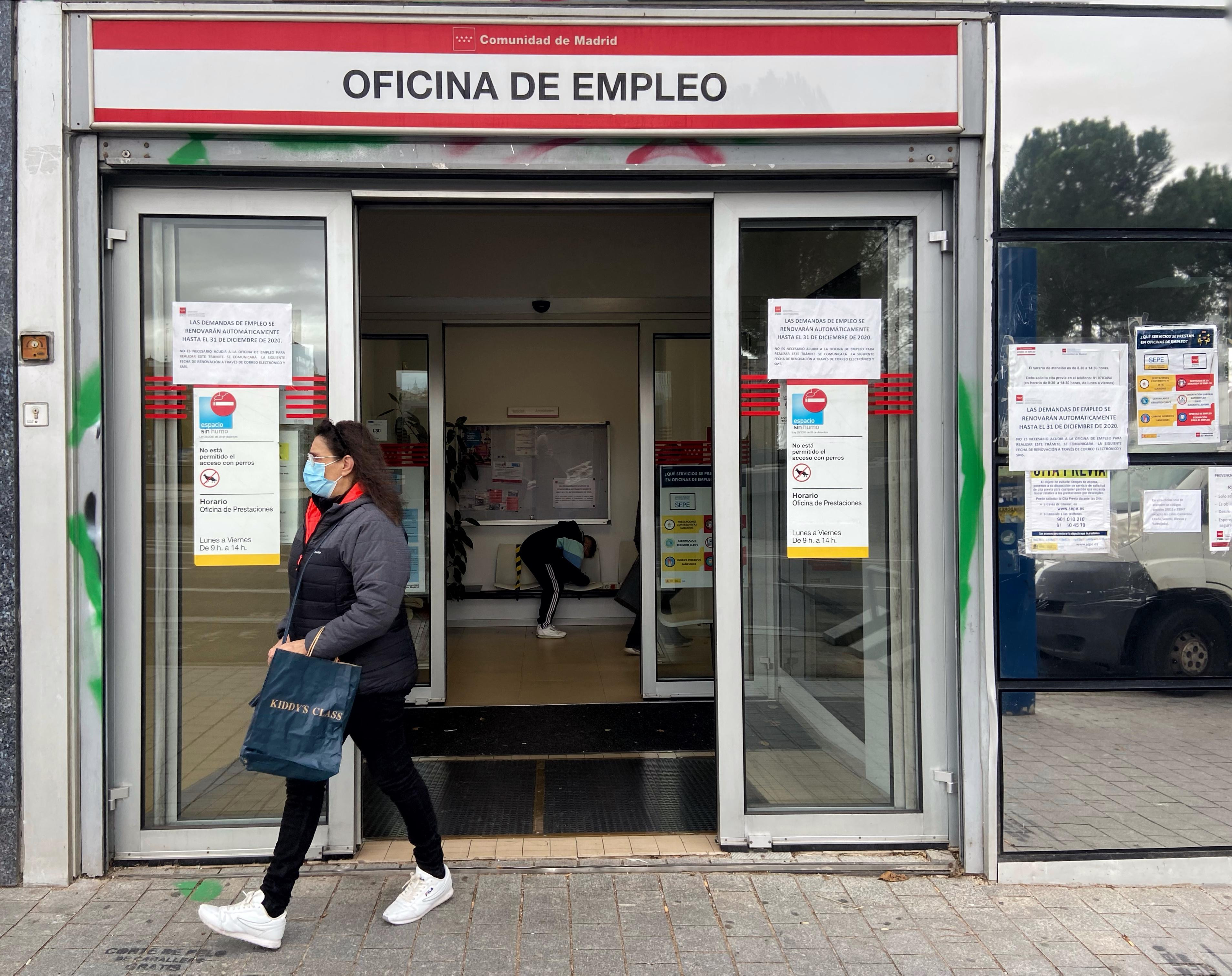 Una mujer sale de una oficina de empleo en Cataluña / EP