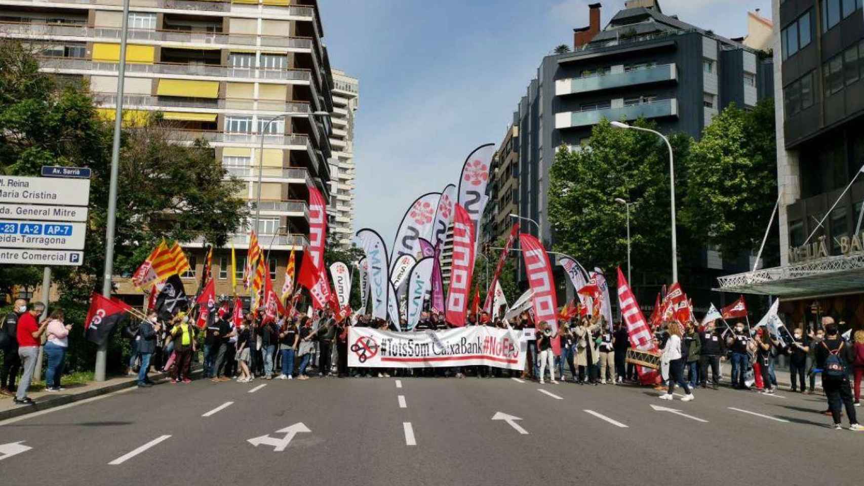 Los trabajadores de Caixabank cortan la Diagonal de Barcelona para protestar por el ERE en una imagen de finales de mayo / CG
