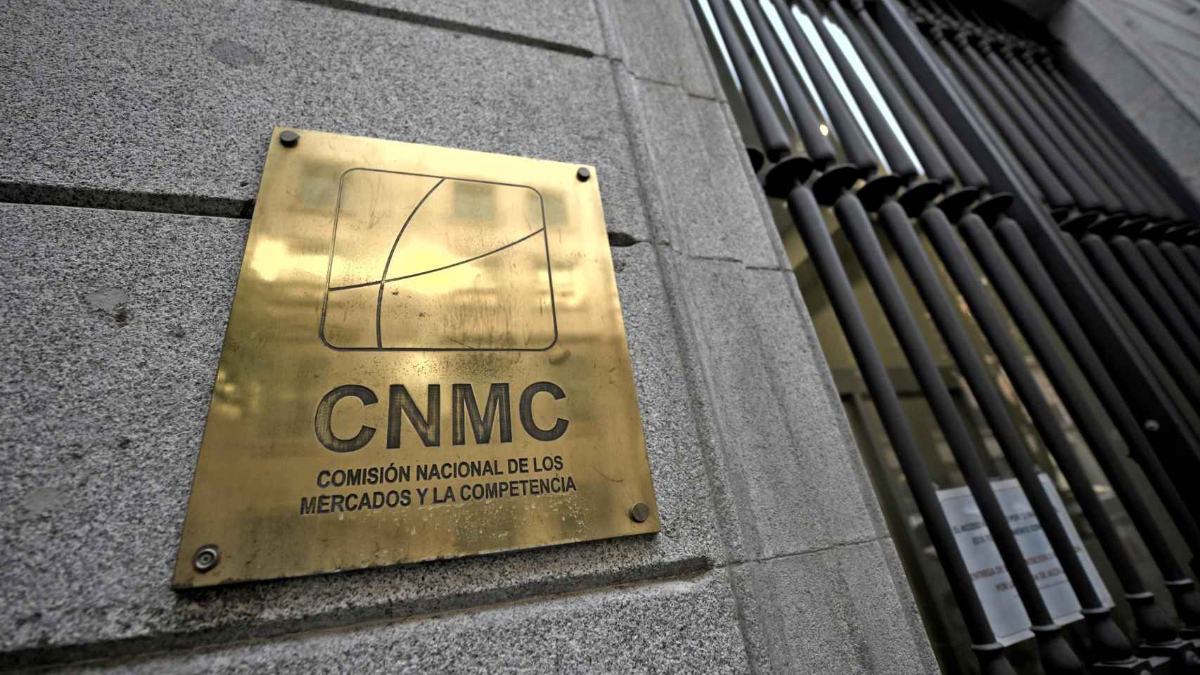 Placa identificativa en la sede de la CNMC, en Madrid