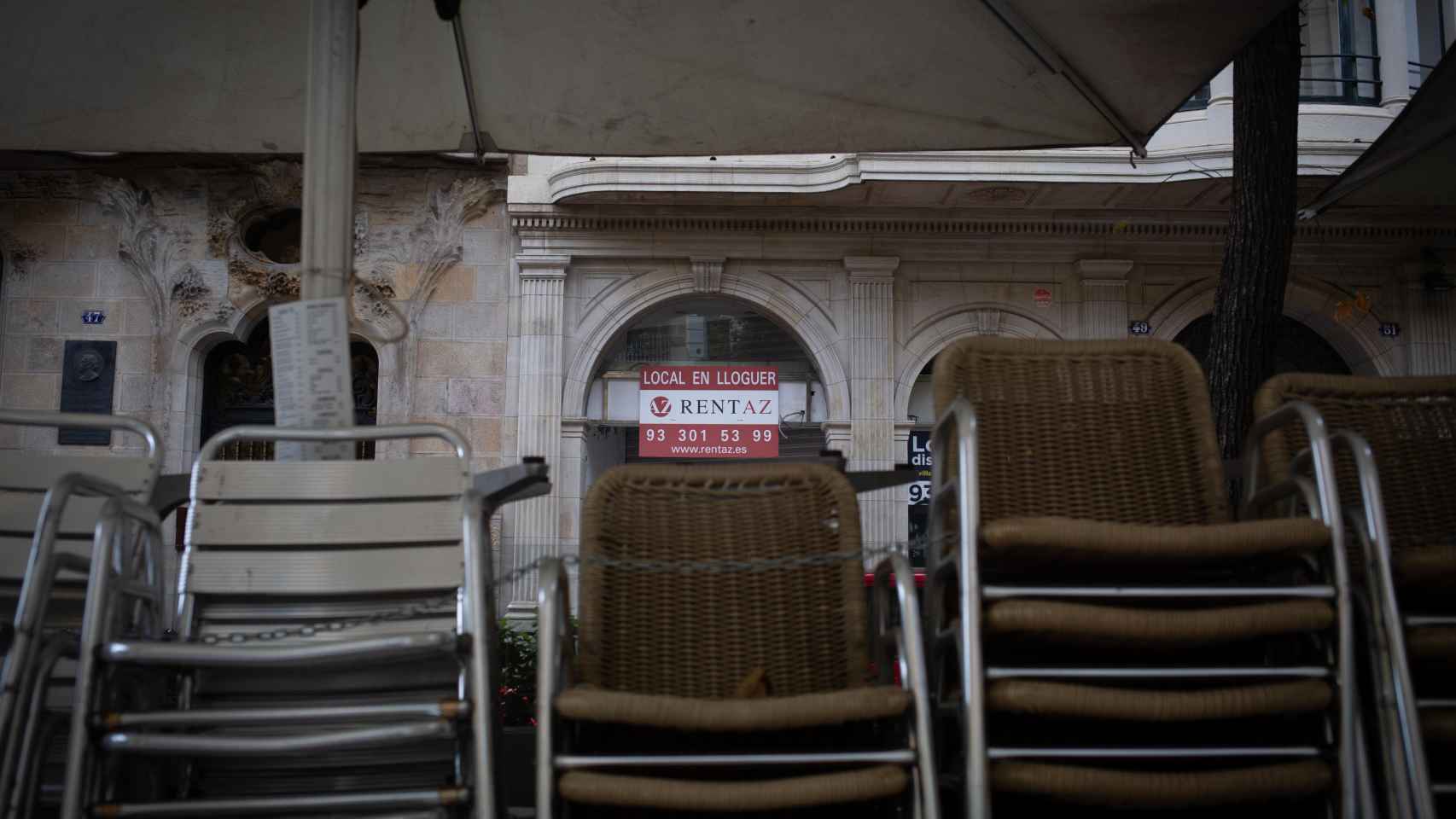 Un bar de Barcelona cerrado por las restricciones contra la pandemia / EP