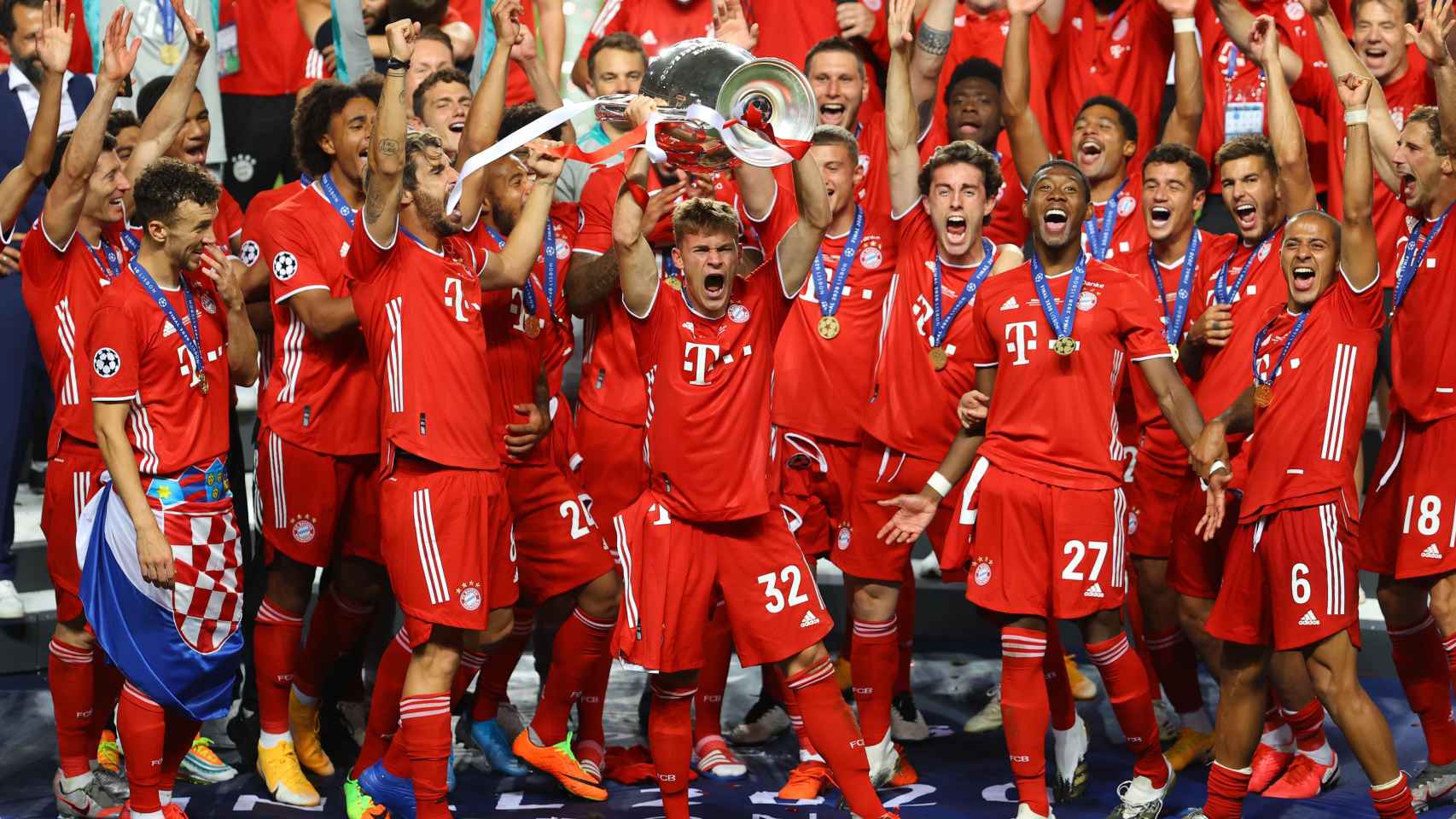 El Bayern alza la copa de la Champions League / EP