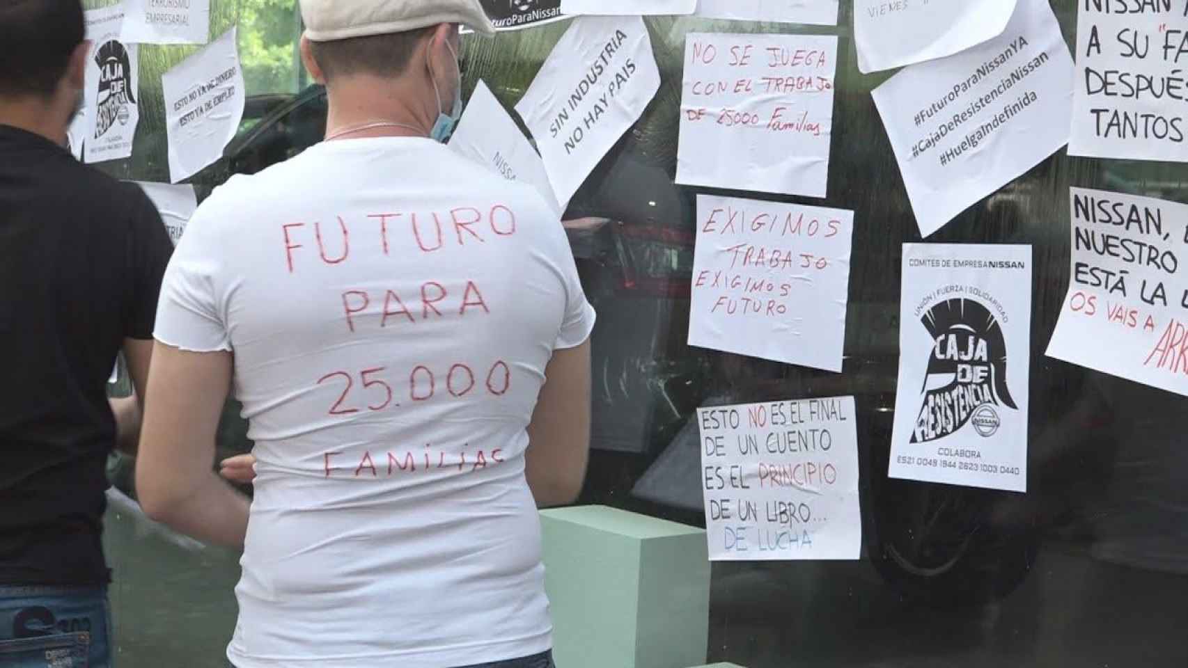 Papeles pegados en un concesionario de Nissan tras la protesta de los trabajadores de las fábricas / EFE