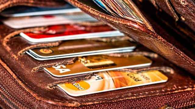 Una cartera con tarjetas bancarias, cuyo fraude en los pagos del e-commerce ha crecido un 30% / CG