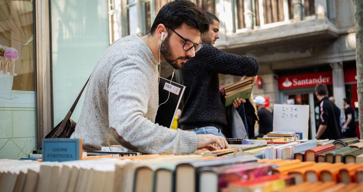 Un joven busca un libro en las librerías / EUROPA PRESS