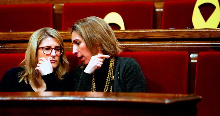 La consejera de Presidencia, Elsa Artadi (i), escucha a la titular de Empresa, Àngels Chacón (d), responsable de gestionar las elecciones a las 13 cámaras de comercio catalanas / EFE