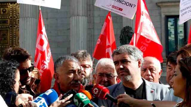 Pepe Álvarez (i), secretario general de UGT, junto a su homólogo en CCOO, Unai Sordo (d), en un acto a favor de las pensiones que también estará presente este 1 de mayo / EFE