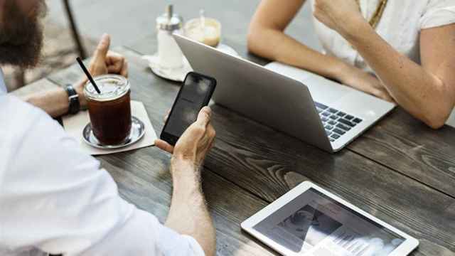 Dos personas muy conectadas: tableta, ordenador y móvil con acceso a internet