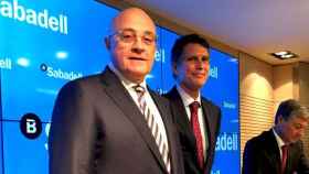 Josep Oliu (i) y Jaume Guardiola (d), presidente y consejero delegado de Banco Sabadell, en la presentación de los resultados de 2016 / CG