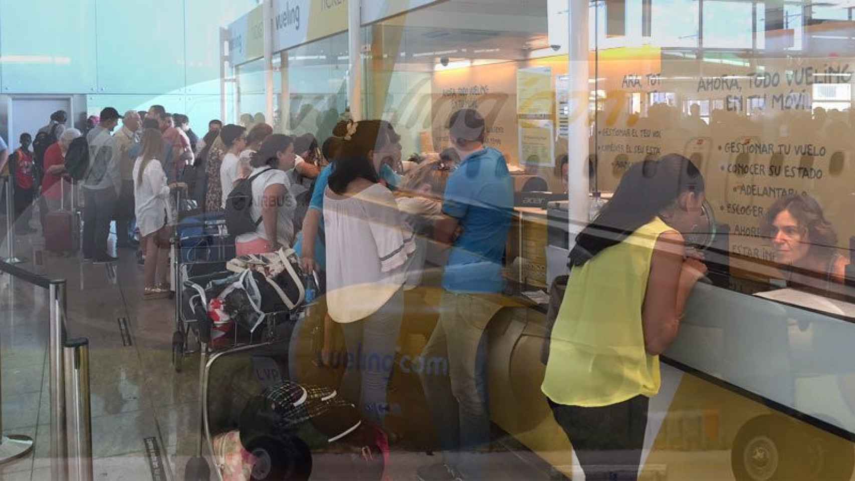Imagen de una cola de pasajeros ante los mostradores de Vueling en Barcelona / EFE