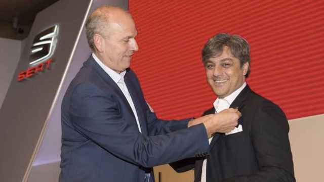 Luca de Meo (derecha), presidente de Seat, recibe la insignia de la marca de Jürgen Stackmann, su predecesor en el cargo