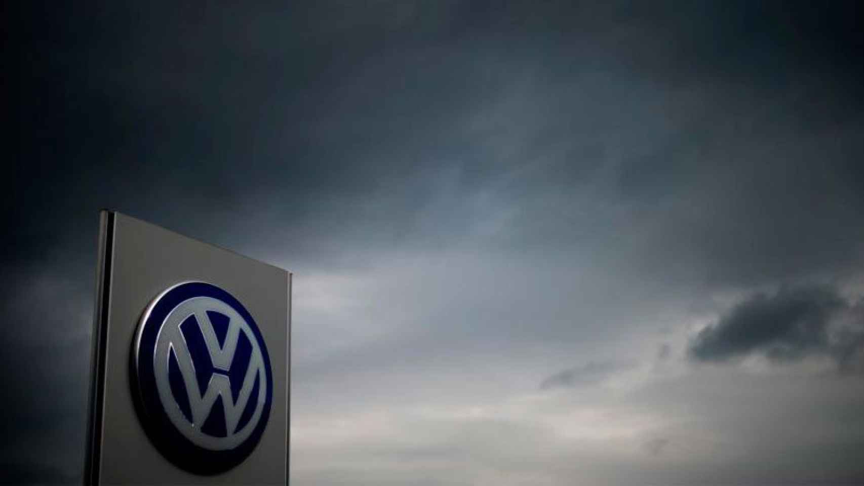 El logo de Volkswagen, en un concesionario de Hanover (Alemania)