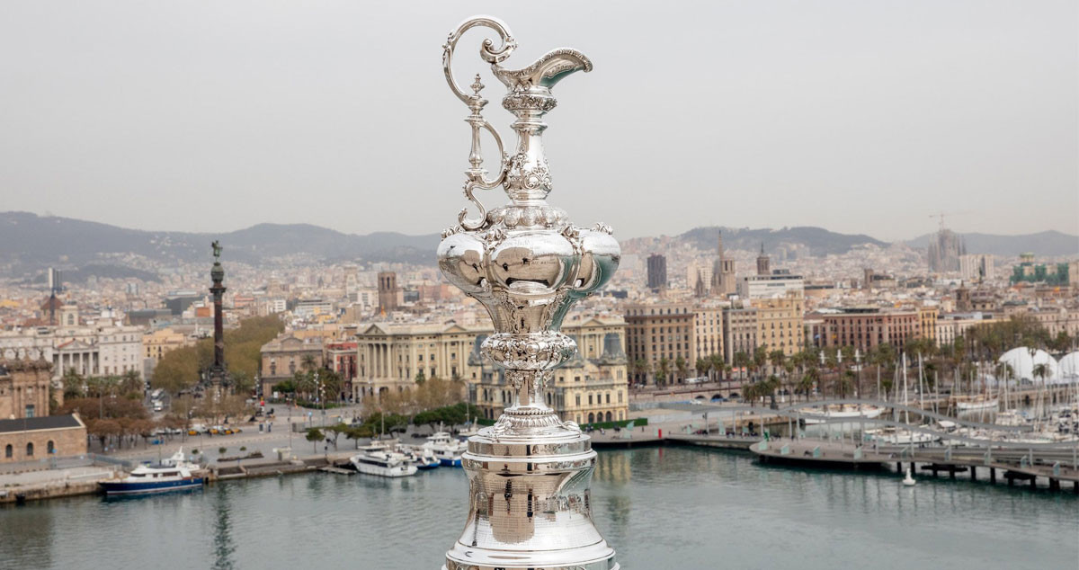 Imagen del trofeo de la Copa América de vela ante el Port Vell de Barcelona / Cedida