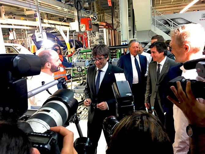 Carles Puigdemont, en la fábrica de Seat, probando unas gafas de realidad virtual / CG