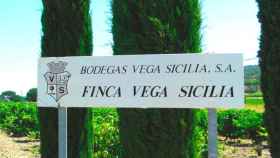Cartel de la entrada de la finca Vega Sicilia