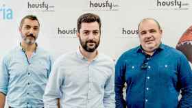 Los tres fundadores de Housfy, Albert Bosch (c), Miquel A Mora (i) y Carlos Blanco (d) / HOUSFY
