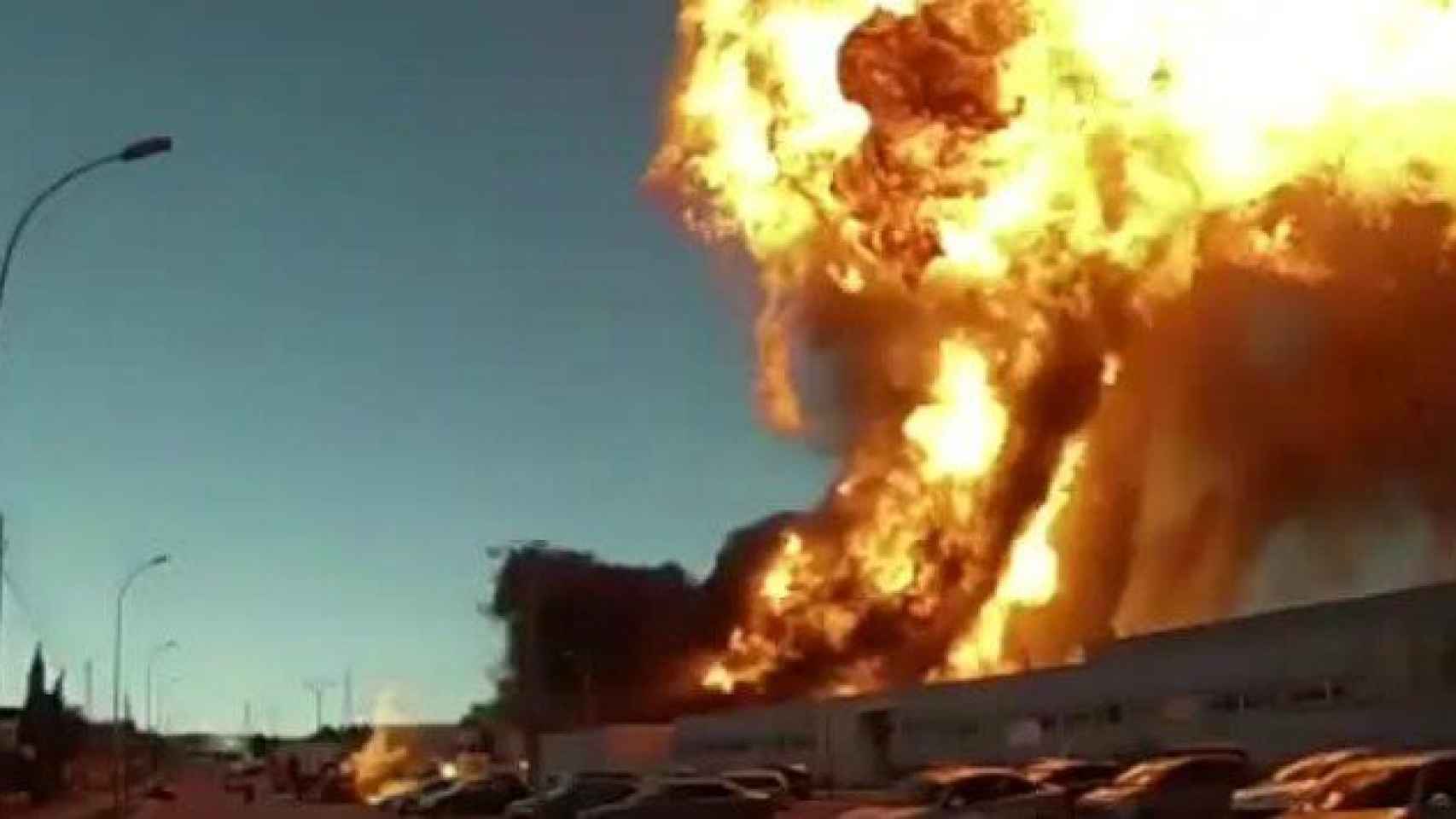 Imagen del espectacular incendio en la factoría Indukern de Paterna, en Valencia / CG