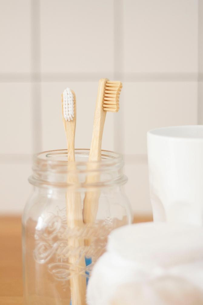Un par de cepillos de dientes / Superkitina en UNSPLASH
