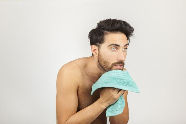 hombre secarse toalla