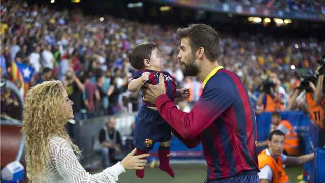 Shakira y Gerard Piqué junto con su hijo mayor Milan, en una imagen de archivo / EFE