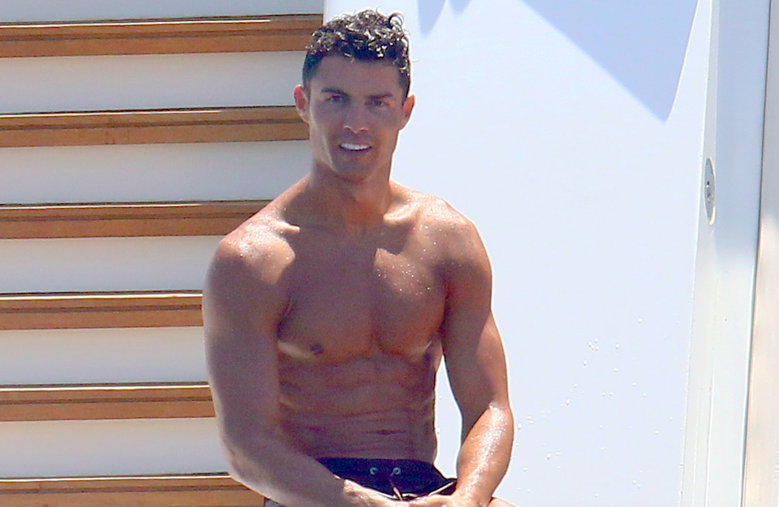 Cristiano Ronaldo presume de torso, al igual que hace en las mismas fotografías publicadas en Daily Mail