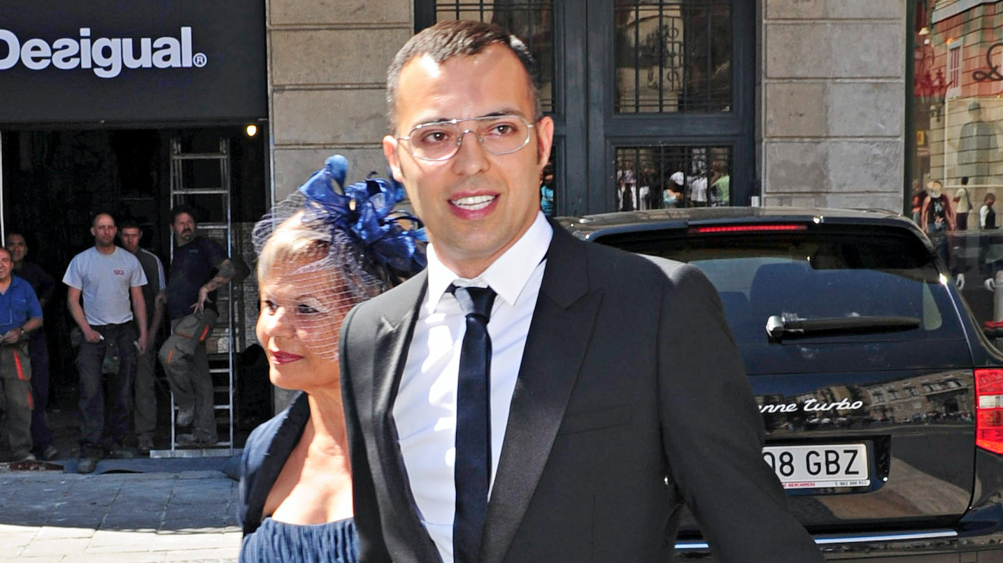 Óscar Cornejo acompañado por su madre en el día de su boda / GTRES