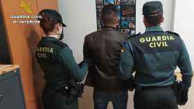 Dos agentes de la Guardia Civil con un detenido / GUARDIA CIVIL